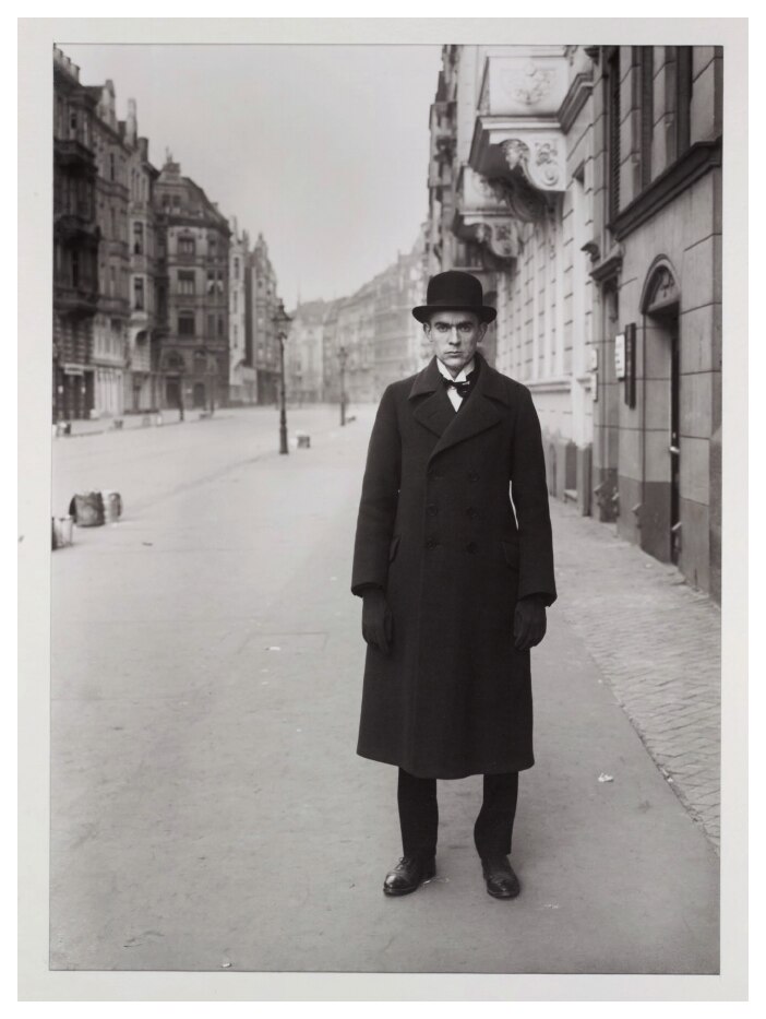 Man on a city street (August Sander)